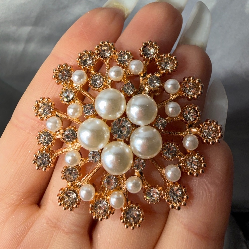 Pearl Crystal Flower Brooch Gold Tone Vintage Style